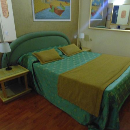 Relais Dante E Beatrice Bed & Breakfast Флоренция Стая снимка